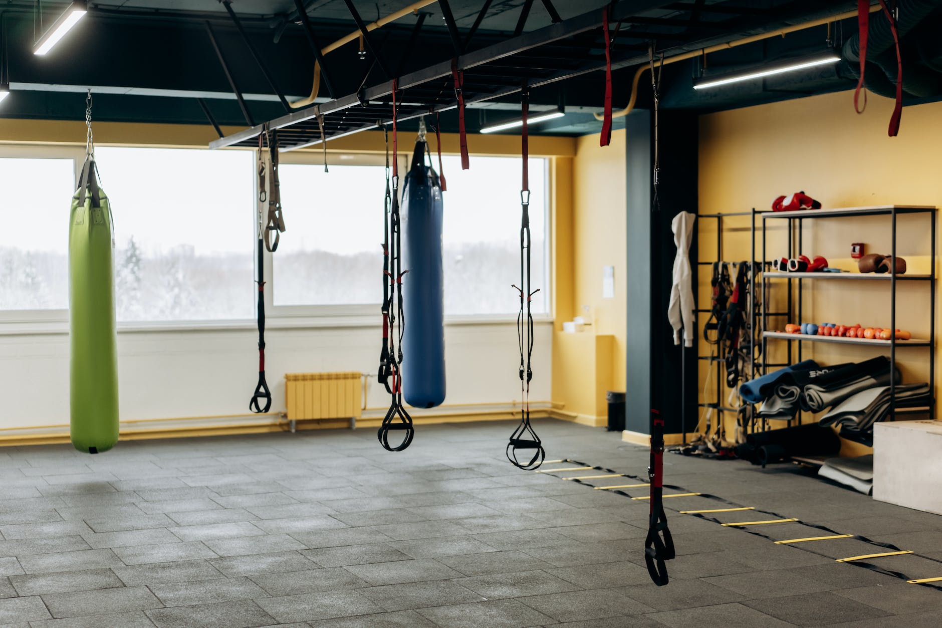 Tips on building fitness business authority in a well-equipped gym.